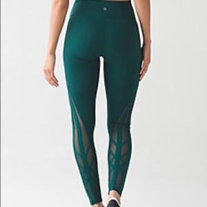EUC Lululemon Essential Rhythm mid-waist, Sz 4